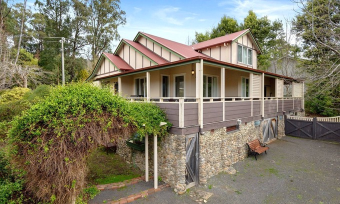 Marysville House | THE GABLES - Beautiful country home in the heart of Marysville