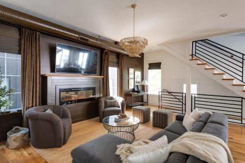 Edgehill House | The Gambler - Pool Table Plus Rooftop with Firepit