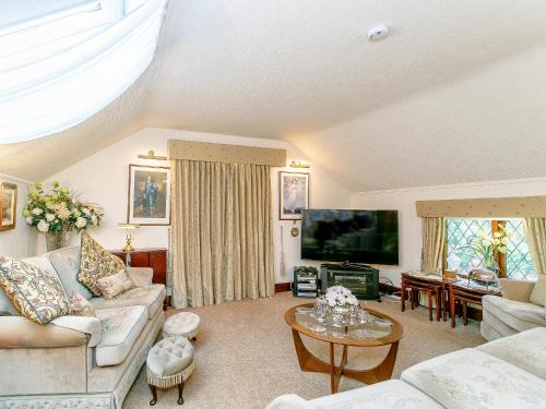 Dronfield House | The Gatehouse-Uk11836