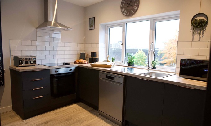 Trafford Apartment | The Gathering Sale - Sleeps Up To 22