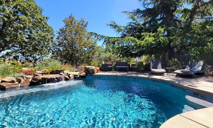 Ashland House | The Gem House ~ With a Pool, Relaxing Hot tub and Gorgeous Mountain Views!