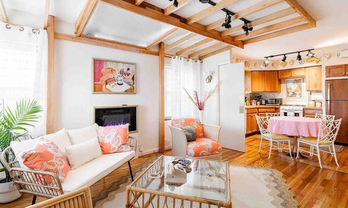 Roselawn Finance Apartment | The Golden Suite: themed getaway!