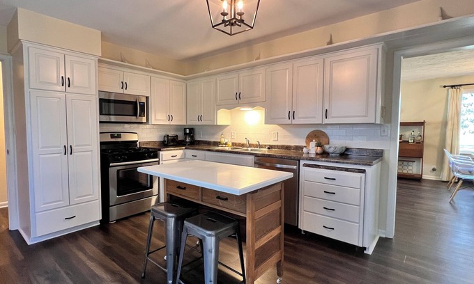 Hayward Cottage | The Golf Cottage, located close to downtown Hayward and Hayward Golf Course.