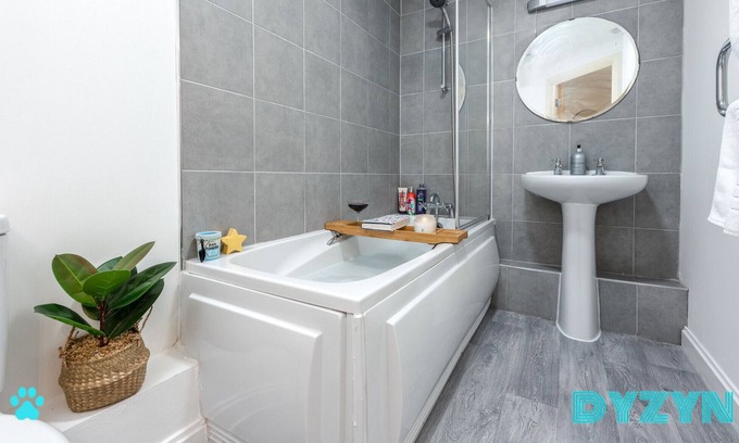 Atlantic Wharf Apartment | The Granary 1 - Margretian PlaceBath Tub - Parking & WiFi - City Center