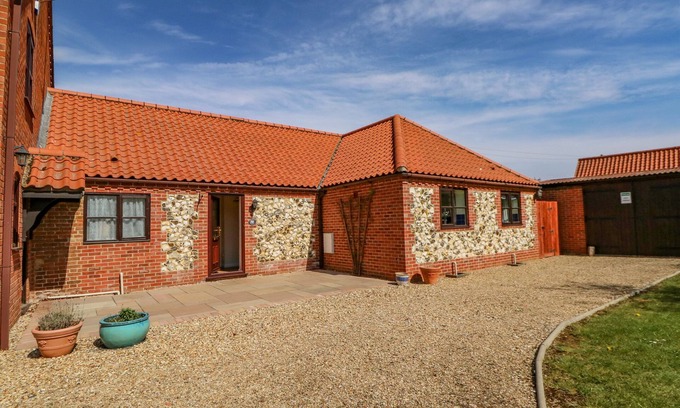 King's Lynn Cottage | THE GRANARY COTTAGE, family friendly, with a garden in Gayton
