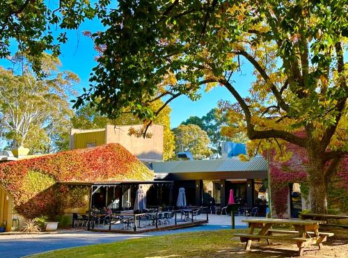 Beechworth Hotel | The Grand Oaks