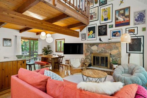 East Stroudsburg Ski Chalet | The Green Forest Retreat - Kayak, Hot Tub, Sauna