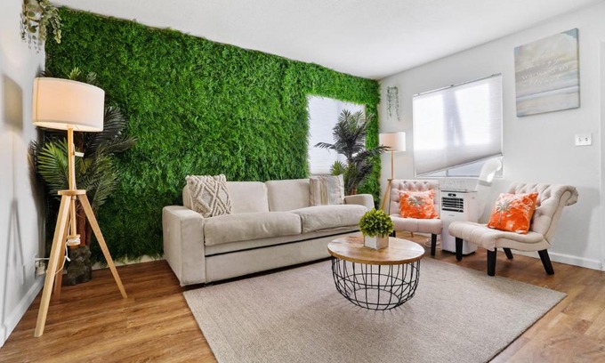 Pierpont Bay House | The Green Haven, 1 Minute Walk to the Beach and Restaurants, King Beds, Beach Amenities