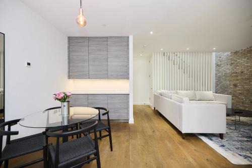 Peninsula Apartment | The Greenwich Balcony Home