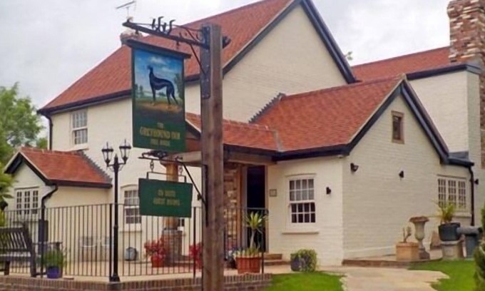 Edenbridge Bed & Breakfast | The Greyhound Inn
