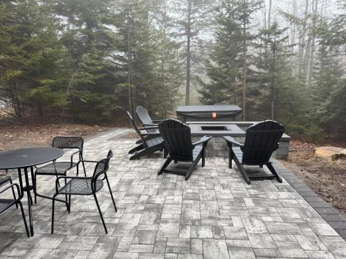 Pocono Pines House | The Hangout Haven - Theater, Hot tub, Pickleball, Ping pong, Firepit
