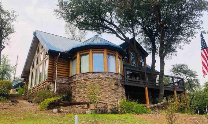 Shasta Lake House | The Happy Bear Lodge