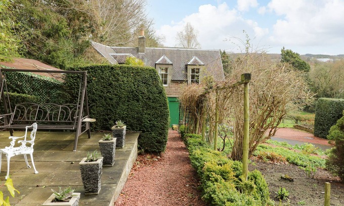 Jedburgh Apartment | THE HAYLOFT APARTMENT, romantic, with a garden in Jedburgh