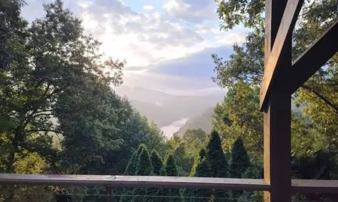 Robbinsville Cabin | THE HEAD REST at Deals Gap, Tail of the Dragon Mountain Retreat!