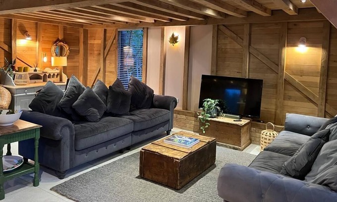 Ware House | The Hen House: Cosy Retreat, Scenic Countryside