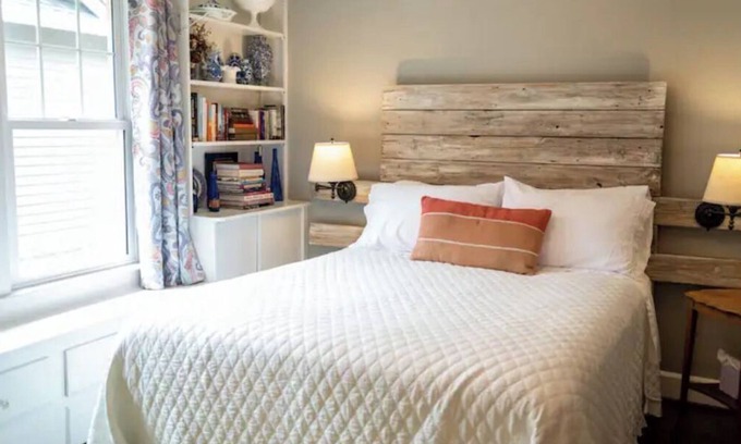 Meridian-Kessler House | The Hens Haven, 2 bd Broadripple Bungalow