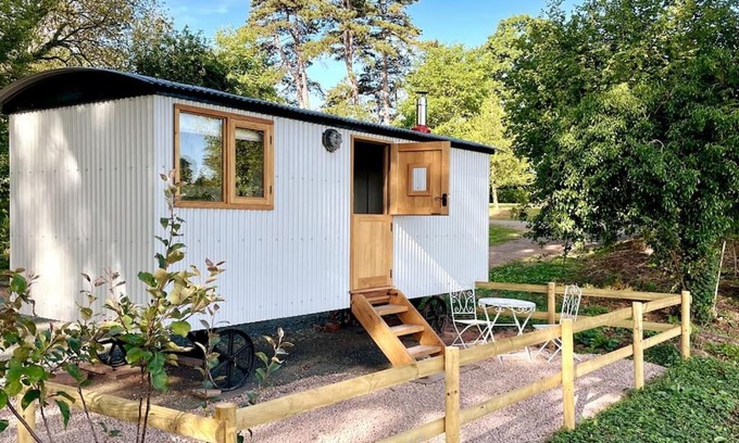 Callow Apartment | The Hereford Hut, Charming 1 bedroom Shepherds Hut