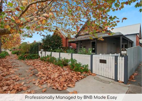 Wagga Wagga House | The Hideaway - Charming Cottage, Entertaining Area