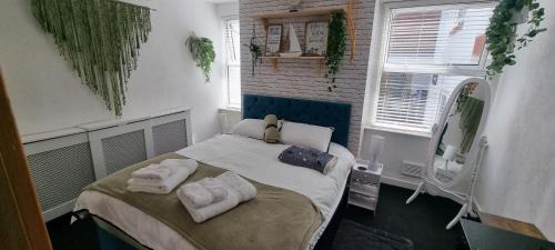 Southport Apartment | The Hideaway Cottage Feel Patio Central Parking