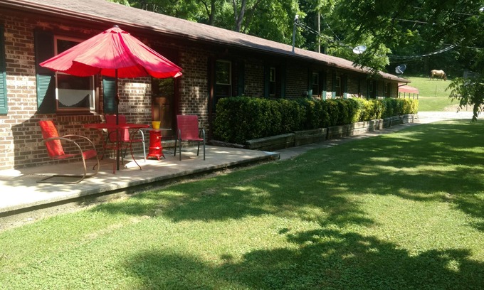 Jonesborough House | THE HIDEOUT - 4 BEDROOM BRICK HOUSE step back into the 70s and enjoy