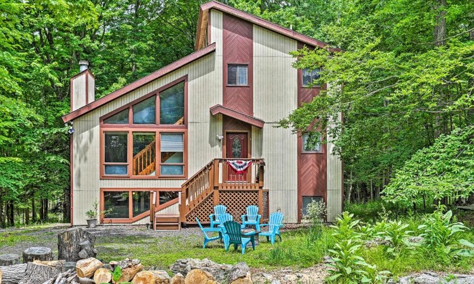 Lake Ariel House | The Hideout Cottage with Access to Lakes and Ski Slope
