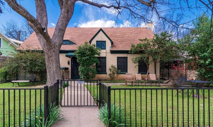 Georgetown House | The Hobbit House