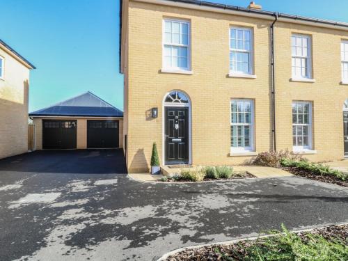 Norwich House | The Hollies