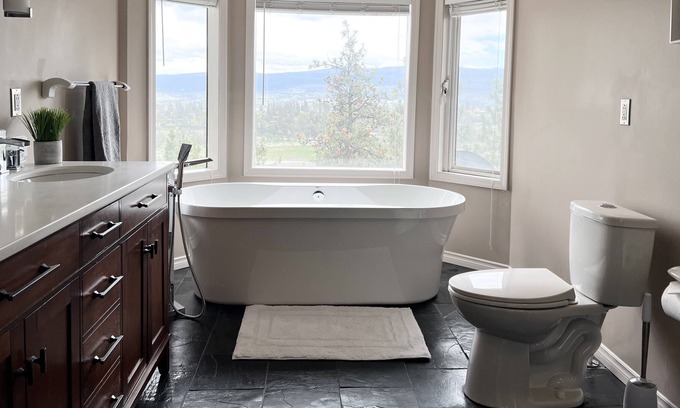 West Kelowna Estates House | "The Horizon" Hillside House with Lakeview and Hot Tub