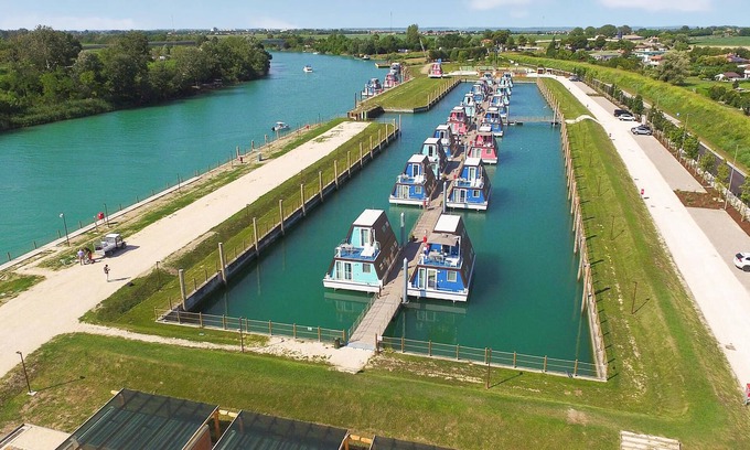 Lignano Sabbiadoro Boat Rental | The ideal place to unwind ? comfortable and modern houseboat on the river Tagliamento.