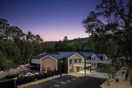 Oakhurst Hotel | The Inelle, Oakhurst Yosemite, a Tribute Portfolio Hotel