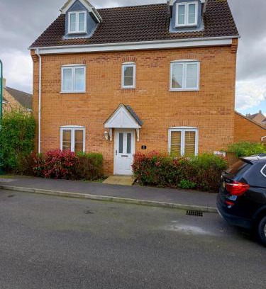 Peterborough House | The Iris house is close to city centre and is ideal for tourists, visiting family members or work related activities including contractors