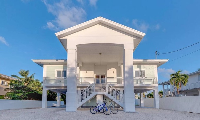 Key Largo House | The Key Largo Oasis - nBeautiful Waterfront Home with 60' Dock & Pool