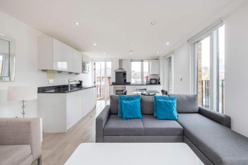 Euston Apartment | The King's Residence - St Pancras - by Frankie Says