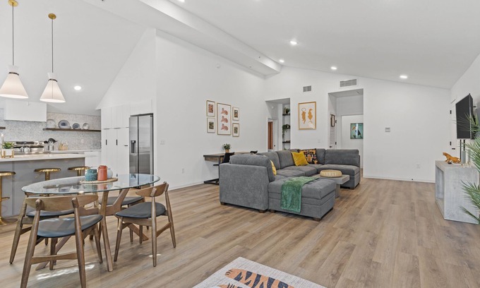 Shawnee Apartment | The Kingdom - Walkable + Dog Park+Outdoor Space