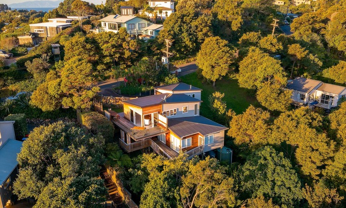 Waiheke Island Villa | The Kingfisher House - Oneroa