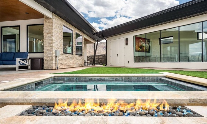 Hurricane Apartment | The Kingpin ~ High-End Golf Oasis ~ Bowling ~ Pool