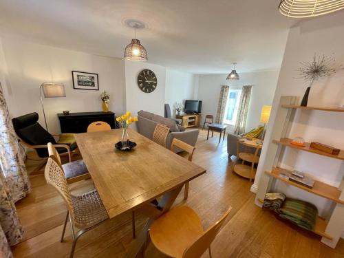 Bridport Apartment | The Knots-Spacious 3 bedroom apartment in Bridport