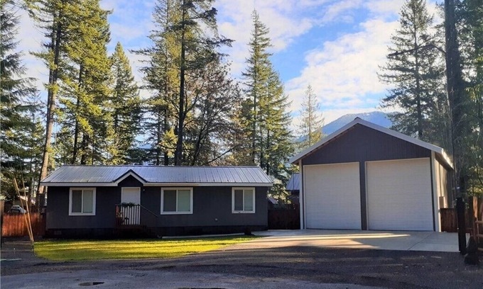 Packwood House | The Lazy B - Modern Cabin Tucked Among the Cedars. Mt. Ranier, White Pass.