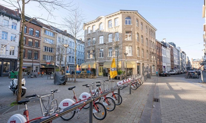 Sint-Andries Apartment | The Light Blue Parrot