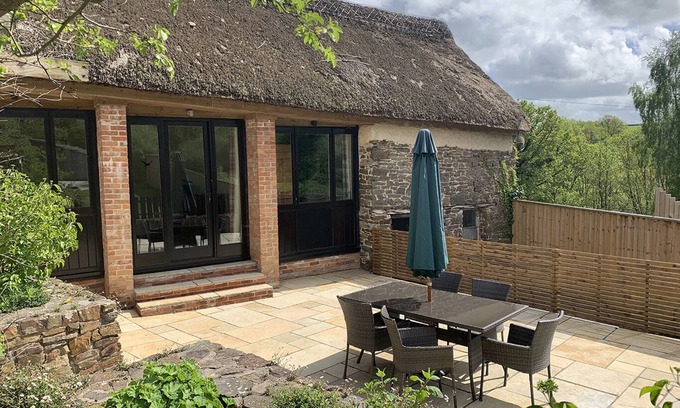 Kings Nympton House | The Linhay, Kings Nympton - Quiet, very rural thatched barn near great pub.