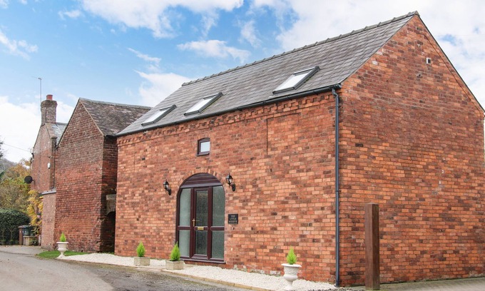 Abberley Cottage | THE LITTLE BEEHIVE, pet friendly, with hot tub in Abberley