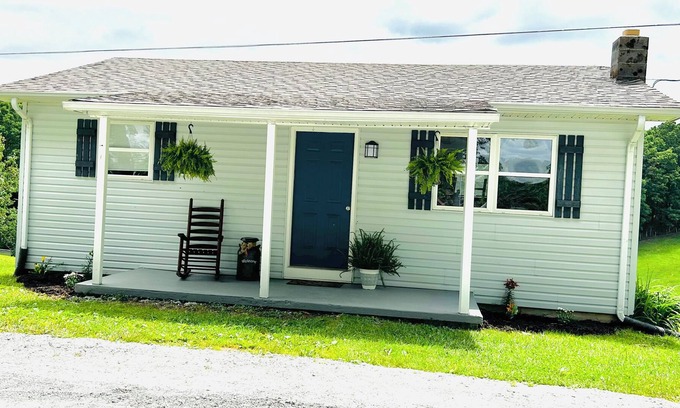 Jamestown House | The Little Blue House is 10 minutes from AVT trails and horse back ridding!