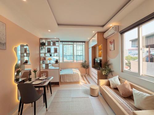 Trung Hoa Nhan Chinh Apartment | The Little Hanoi - Super Central Apartment