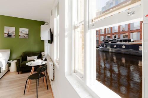 North Kensington Apartment | The Little Venice Hideaway Studio on the Canal!