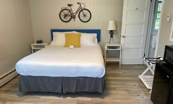 Mount Horeb Apartment | THE LITTLE VILLAGE , Queen Room 111