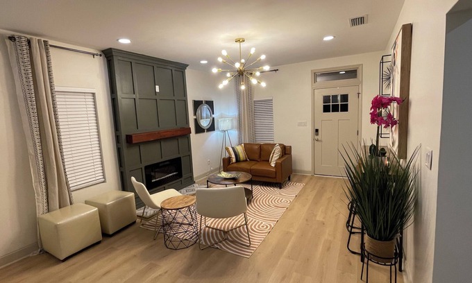 Mobile House | The Lively Oak - 3BD - 2BA Near DTown Mobile