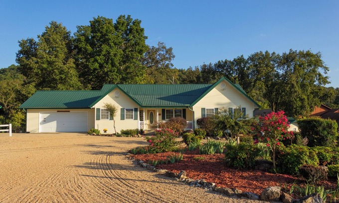 Norfork Ski Chalet | "The Lodge" GREAT FOR GROUPS & Walk-in Norfork River Access in Norfork, AR
