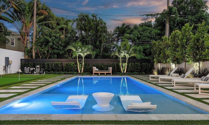 Flamingo Parks House | The Lotus House · The Lotus House | Palm Beach Luxury Resort Living
