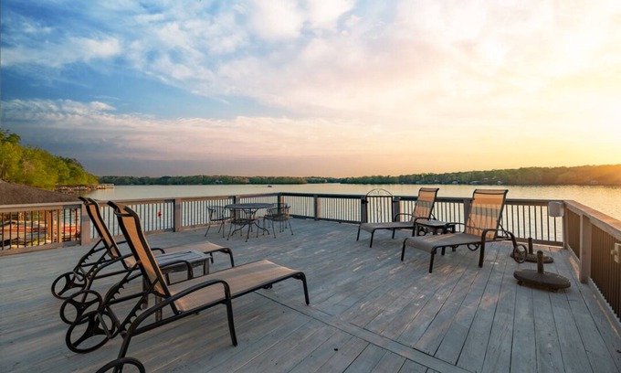 Morristown House | The Magnolia - Luxe Lakefront Private Villa on Lake Gaston | 6br/7ba | Sleeps 19