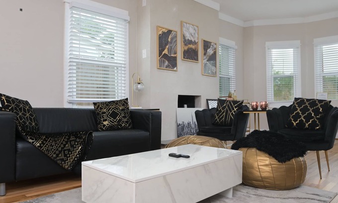 Near East Side House | The Marbled Speakeasy - Luxury Home w/backyard. 3 minutes to the Alamo!